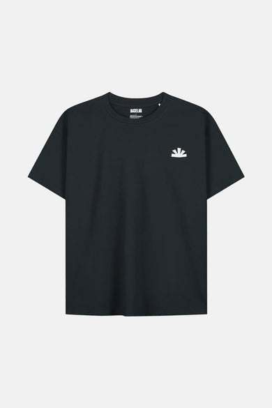 T-shirt noir à manches courtes de BASELAB, avec petit logo blanc sur la poitrine.