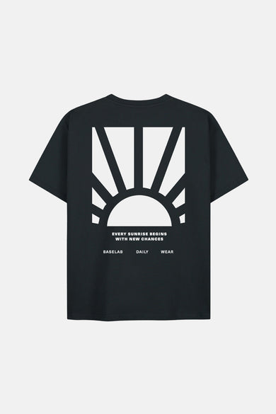 T-shirt noir à manches courtes de BASELAB, avec une impression blanche d'un soleil levant sur le dos.