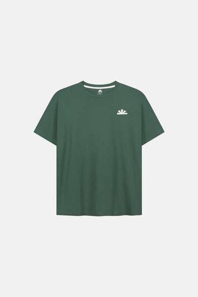 T-shirt vert avec manches courtes de BASELAB, avec un logo blanc sur la poitrine.