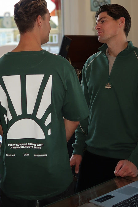 T-shirt vert de mantes courtes cour LABLAB, avec une impression d d d'un soleil sur le dos.