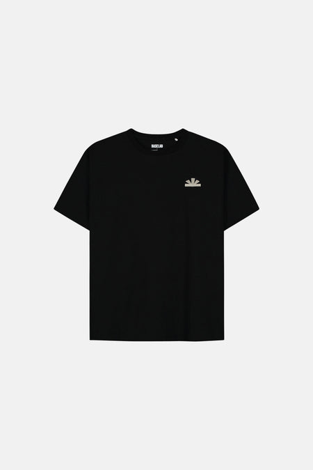 T-shirt noir à manches courtes de BASELAB, avec un petit logo sur la poitrine.