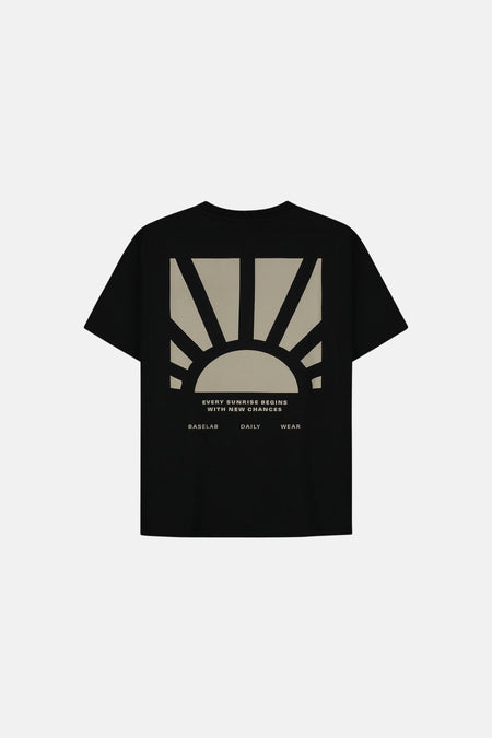 T-shirt noir à manches courtes de BASELAB, avec une impression graphique d'un lever de soleil sur le dos.