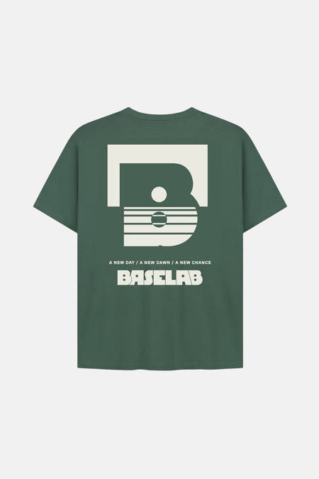T-shirt vert avec manches courtes de BASELAB, avec une impression graphique sur le dos.