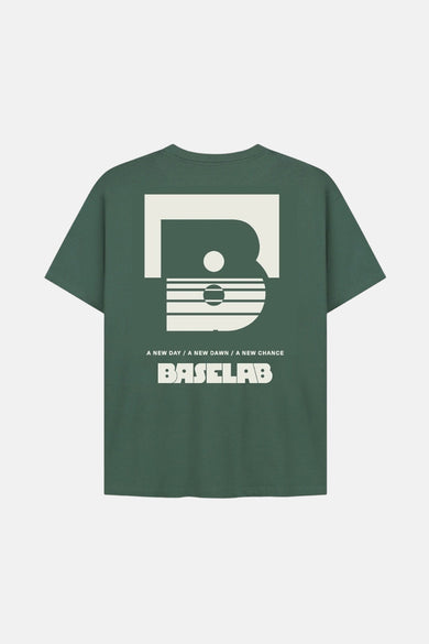T-shirt vert avec manches courtes de BASELAB, avec une impression graphique sur le dos.