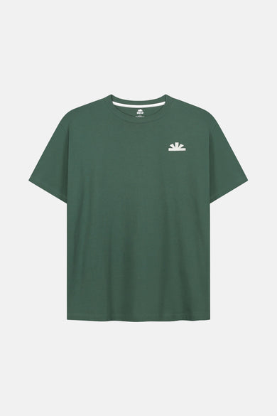 T-shirt vert avec manches courtes de BASELAB, avec une impression blanche sur la poitrine.