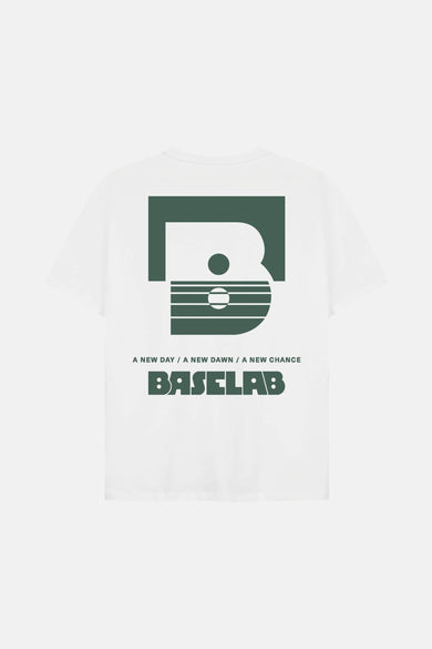 T-shirt blanc à manches courtes de BASELAB, avec une impression graphique sur le dos.
