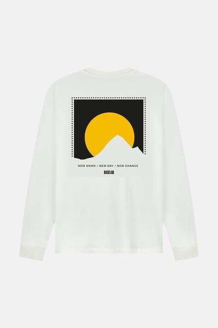 Wit T-shirt met lange mouwen van BASELAB, met print van berg en zon op de achterkant.