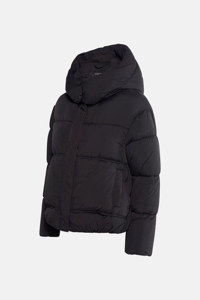 Manteau court noir HAILYS avec un col haut et des détails guimpeés.