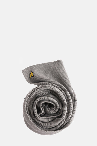 Chapeau d'hiver gris de Lyle & Scott, plié en forme de rose, avec un logo jaune.