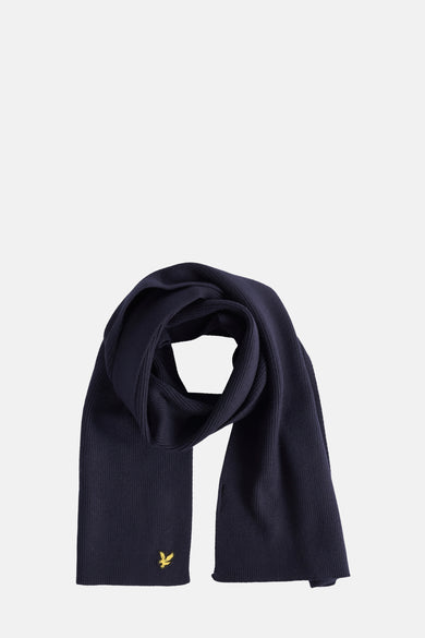 Écharpe tricotée bleue de Lyle & Scott avec logo or sur la face avant.