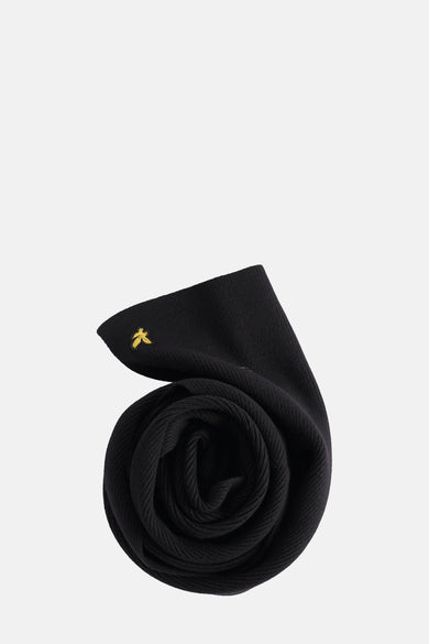 Chapeau d'hiver noir de Lyle & Scott avec un aigle brodé et une texture à côtes, présenté roulé.