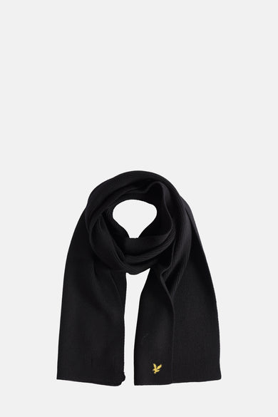 Chapeau d'hiver noir de Lyle & Scott, avec un fin motif côtelé et un logo doré.