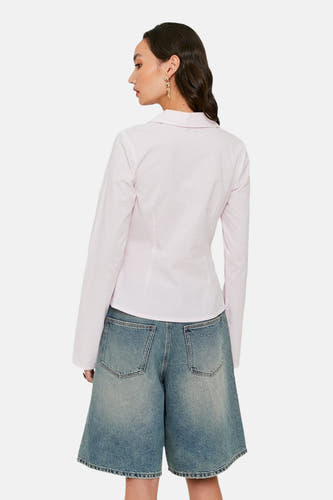 Chemise rayée rose de TALLY WEIJL à manches longues, avec une coupe cintrée et portée avec des shorts en denim bleu.