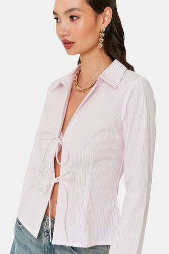 Chemise rayée rose avec longues manches de TALLY WEIJL, avec détail de cordon et accessoires dorés.