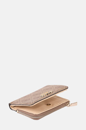 Bruine portemonnee van Guess met logo-opdruk en goudkleurige hardware, openstaand op een witte achtergrond.