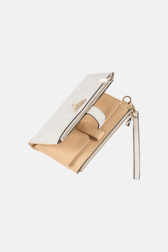 Portefeuille de sport beige pour femme Guess avec fermeture éclair et dragonne, ornée d'un motif logo.