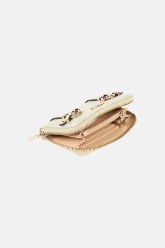 Portefeuille de sport pour femme verte de Guess, avec fermeture à glissière et détails dorés.