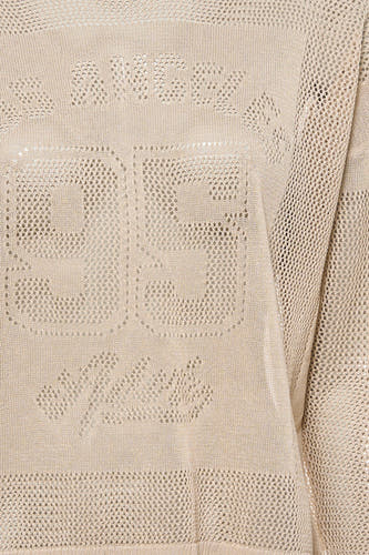 Pull écru ADORE avec détails ajourés, numéro 93 et motif 'Amour'.