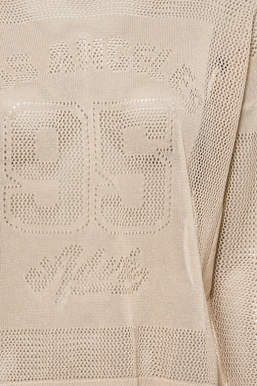 Pull écru ADORE avec détails ajourés, numéro 93 et motif 'Amour'.