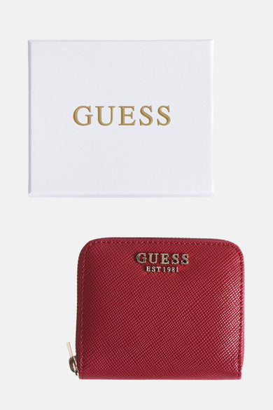 Portefeuille rouge de Guess, avec une fermeture éclair et un logo de marque argenté.