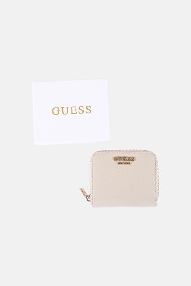 Portefeuille beige Guess avec fermeture éclair et logo de la marque.