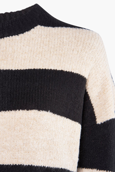 Gilet rayé noir et beige avec col rond de HAILYS, gros plan sur la texture.