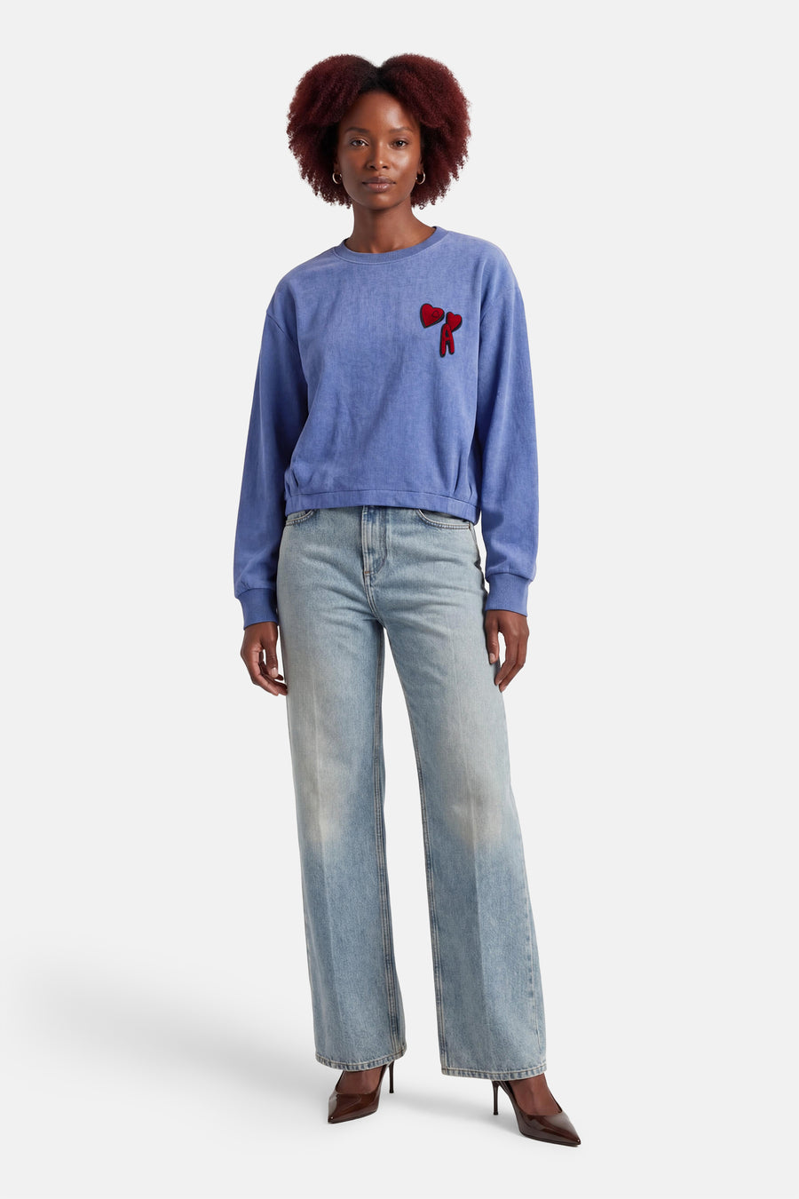 Pull bleu à col rond ADORE, avec un petit motif cœur sur la poitrine.