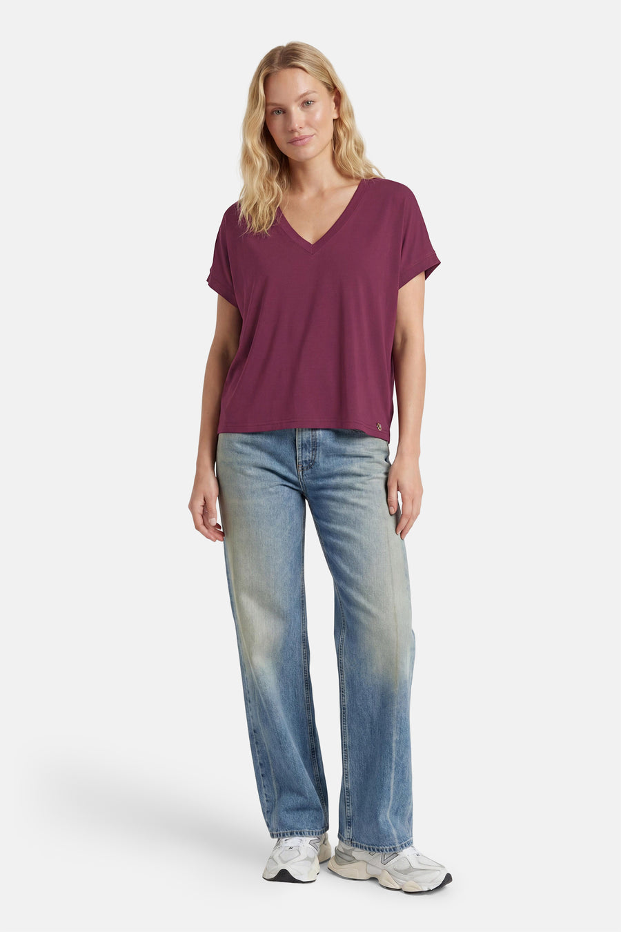 Paarse V-hals T-shirt van ADORE, licht gesmokt, draagbaar met wijde jeans en sneakers, front view