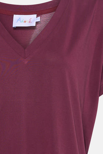 Paarse korte mouwen t-shirt van Adore met V-hals en fijne ribstructuur, close-up voorzijde