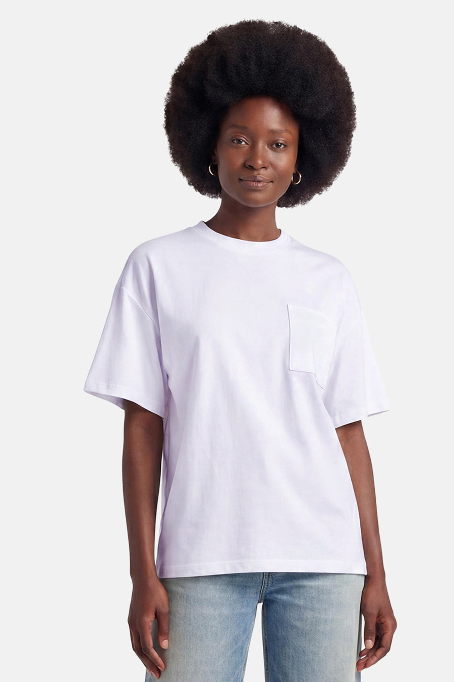 Witte korte mouwen T-shirt met borstzakje van ADORE, gedragen door model met afro en jeans, front view