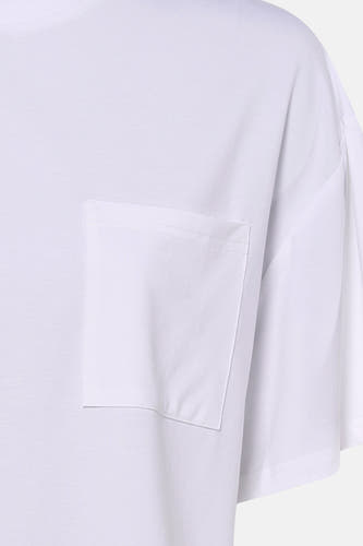 Witte korte mouwen t-shirt met borstzakje van ADORE, close-up zijaanzicht, gladde katoenstof