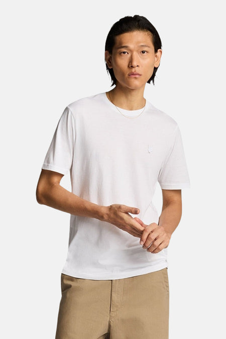 T-shirt blanc à manches courtes de LYLE & SCOTT, vu de dos sur une personne portant un pantalon kaki.