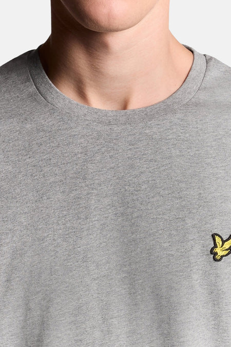 Gemêleerd grijs T-shirt met korte mouwen van LYLE & SCOTT met ronde hals en geel adelaarlogo op de borst.