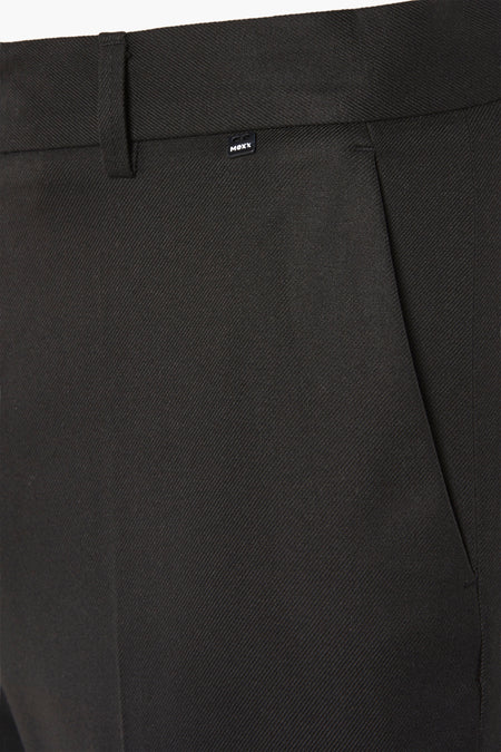 Pantalon de costume noir MEXX, avec ceinture et poche poante, en détail.