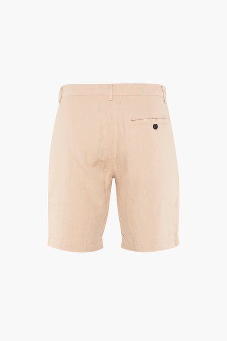 Beige court de MEXX, avec une poche arrière à bouton sur un fond uni.