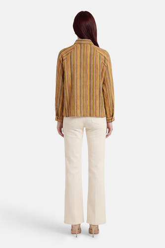 Chemise rayée multicolore ADORE à manches longues, portée avec un pantalon crème et des talons.