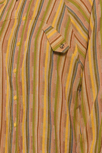 Chemise multicolore ADORE, avec rayures verticales et une poche poitrine à bouton.