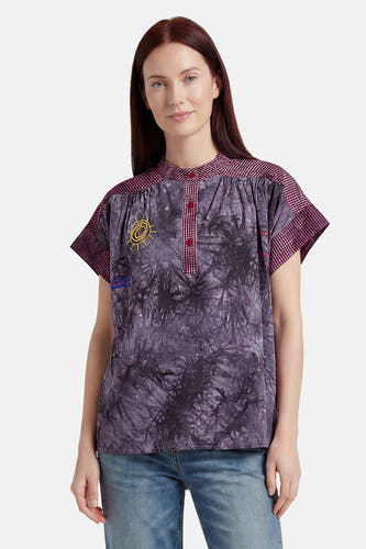 Multicolor blouse met korte mouwen van ADORE, paars met tie-dye print en geruite details, voorzien van gele zon- en blauwe golfborduursels, front view.