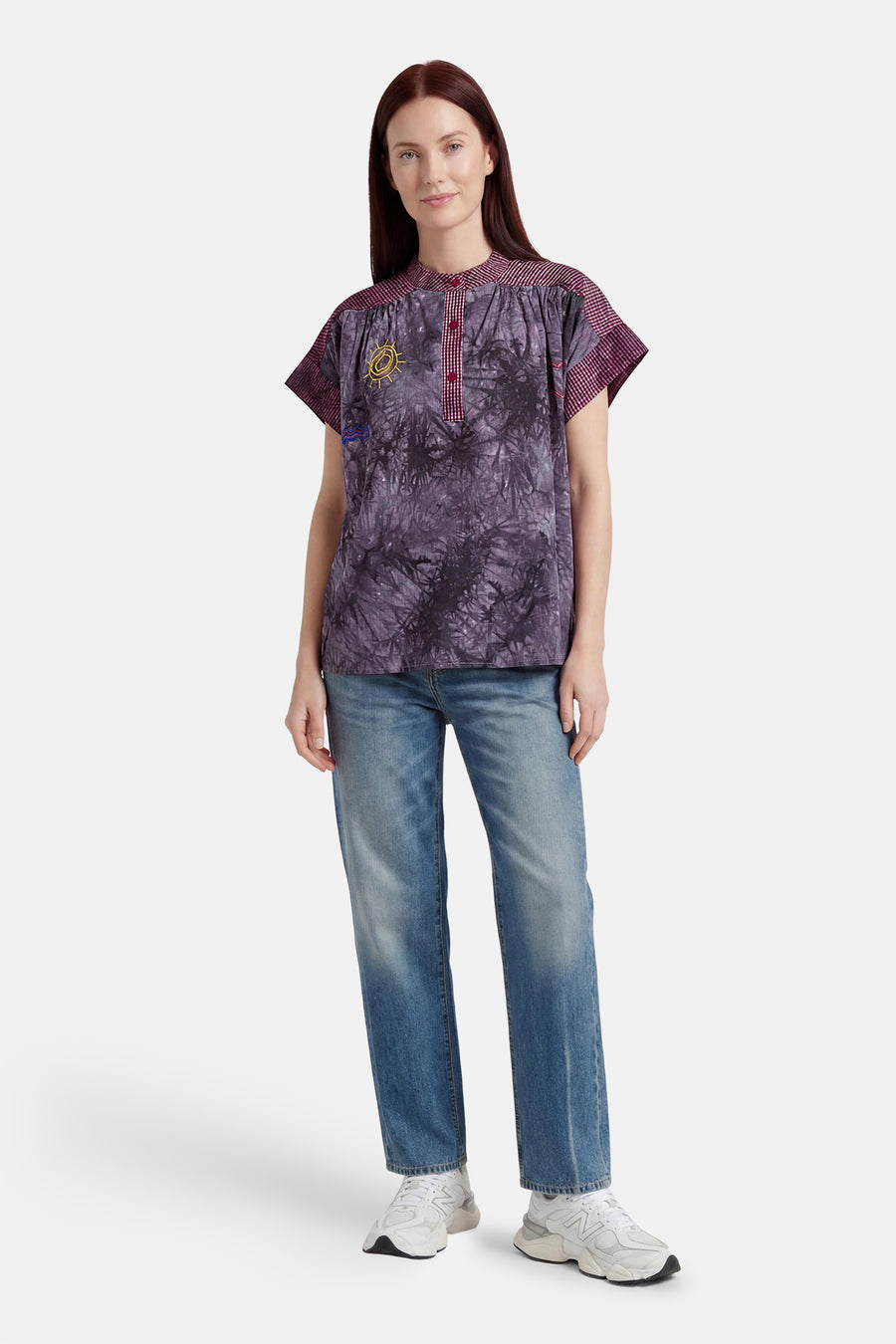 Multicolor korte mouwen blouse met tie-dye print en borduurwerk van ADORE, gedragen met blauwe jeans en witte sneakers, front view