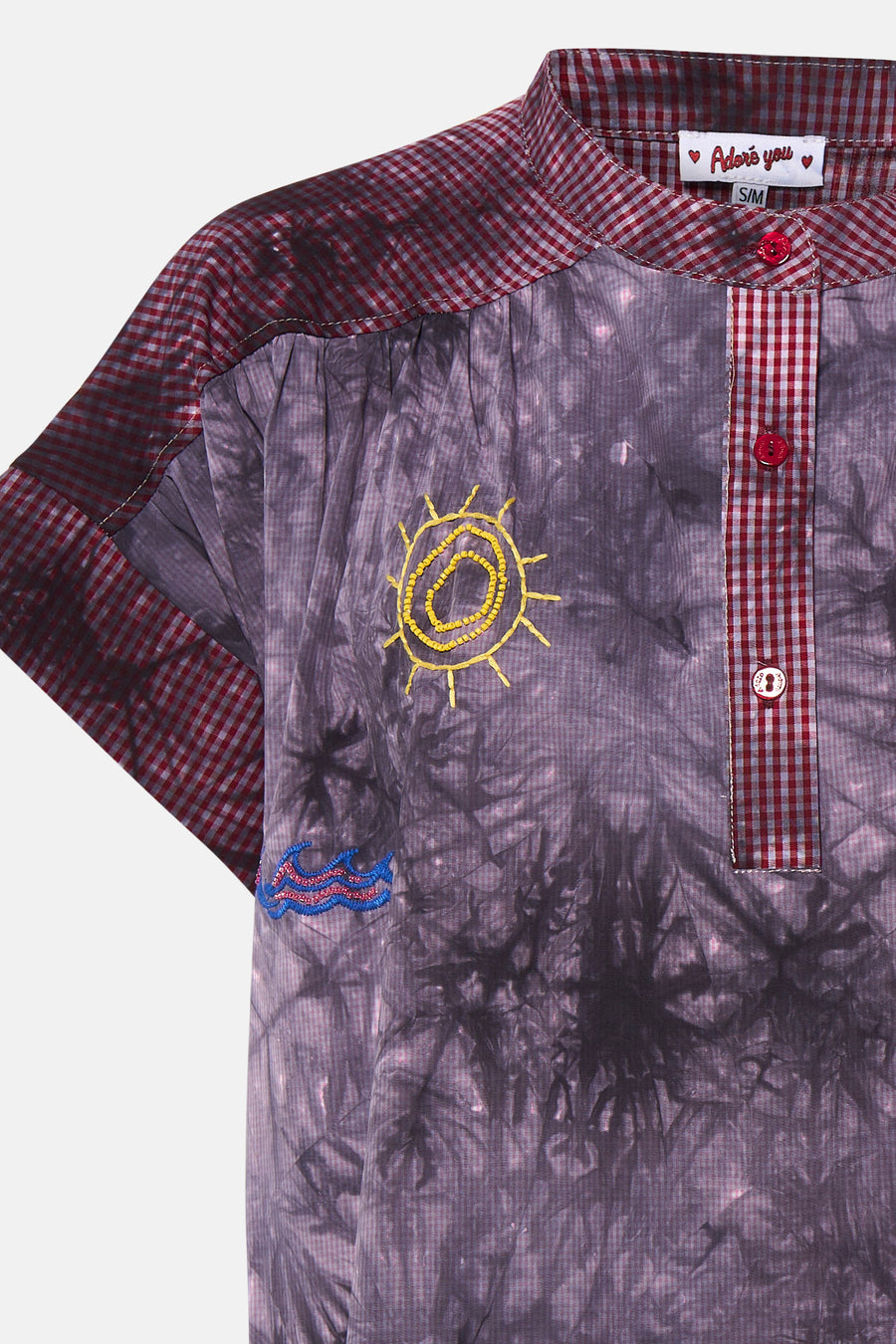 Multicolor korte mouwen blouse van ADORE met tie-dye stof, rode ruitkraag en gele zon borduurwerk