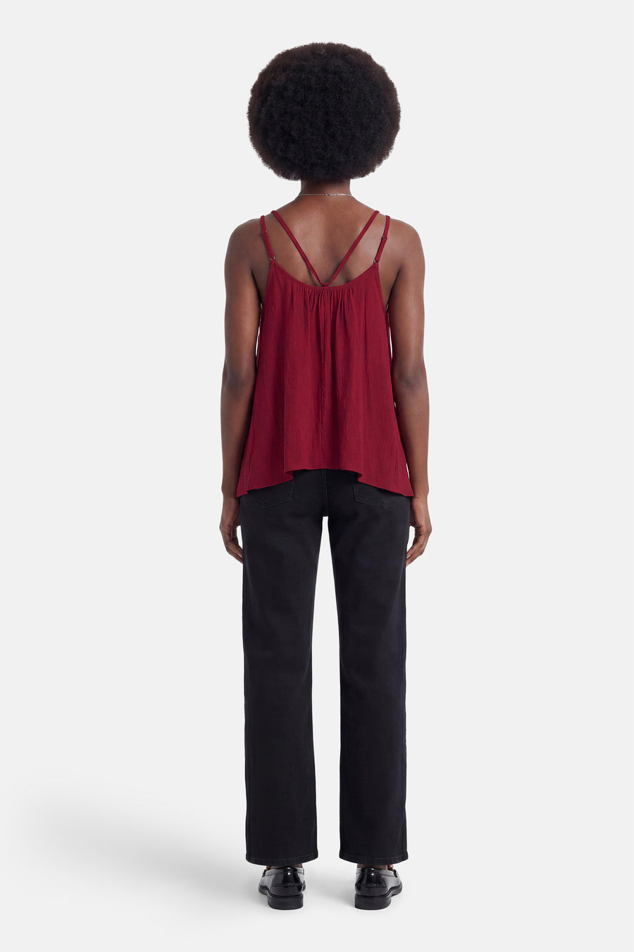 Rode mouwloze blouse met kruisbandjes aan de rug, van ADORE, gedragen met zwarte broek en zwarte schoenen, achterkant weergegeven.