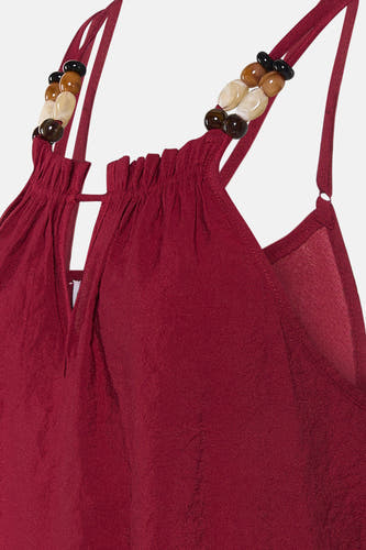 Rode mouwloze blouse van ADORE met gekleurde kralen aan de bandjes en geruchte halslijn, close-up voorzijde