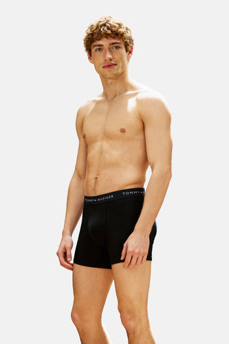 Man in zwarte Tommy Hilfiger boxershorts.