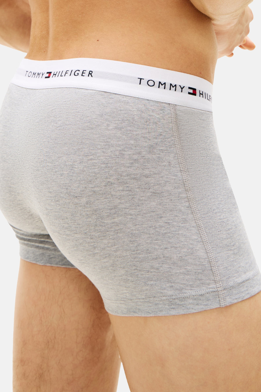 Grijze Tommy Hilfiger boxer met merknaam op de tailleband.
