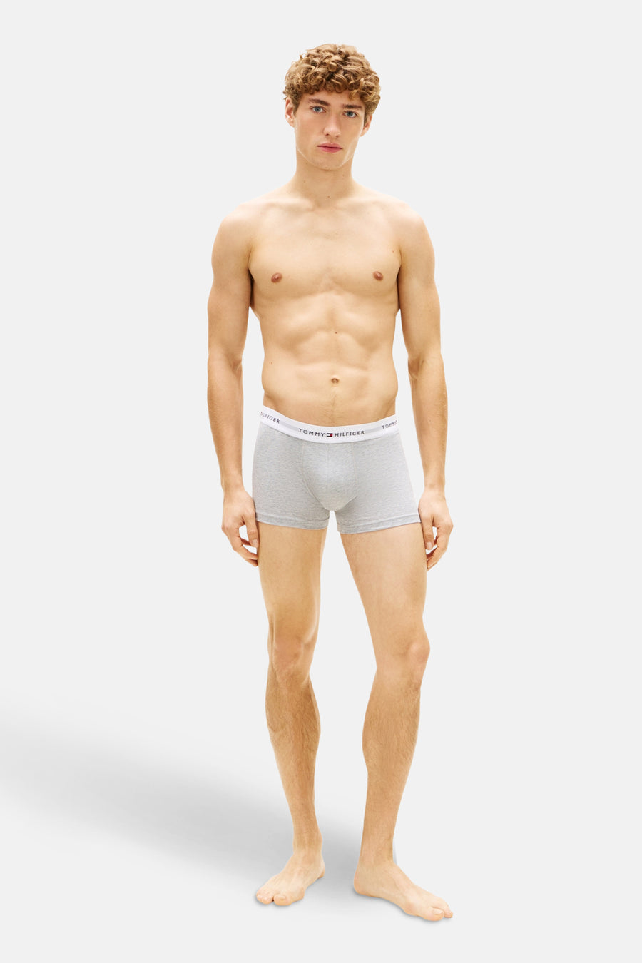 Mannelijk model in grijze Tommy Hilfiger boxershorts.