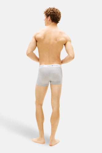 Man met ontbloot bovenlijf, grijze Tommy Hilfiger-boxershorts.