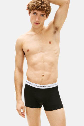 Mannelijk model met ontbloot bovenlijf, zwarte Tommy Hilfiger boxershort.