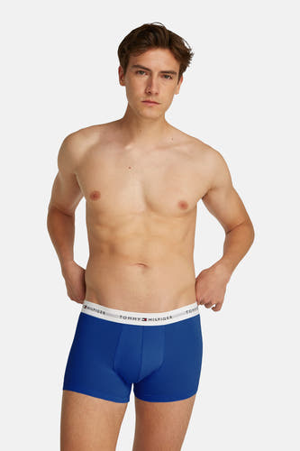 Boxau boxers de TOM TOMMY JEANS, port par un homme, avec une bande blanche à le logo sur le haut.
