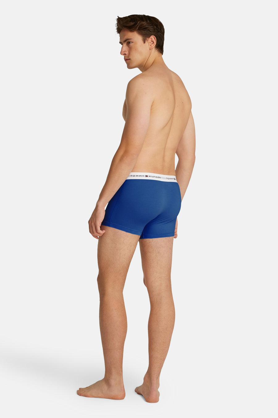 Mannenondergoed boxershort, blauw met logo, blote benen.