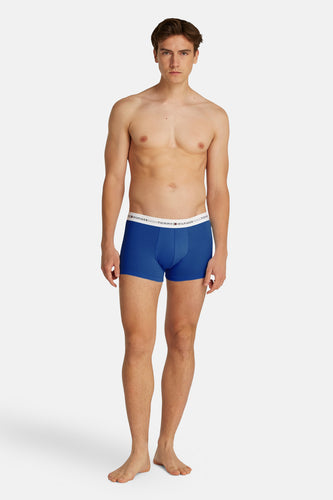 Man zonder shirt in blauwe Tommy Hilfiger boxers.